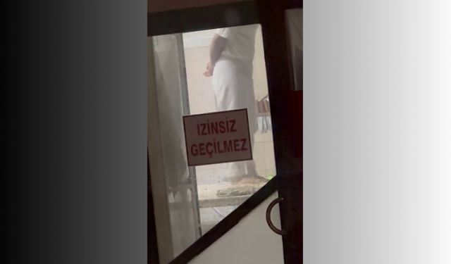 Tatlı hamurunu ayağıyla çiğnedi