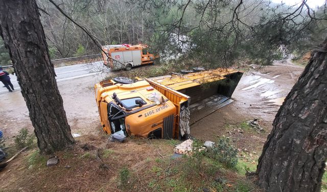 Nazilli’de kamyon devrildi: Sürücü kabinde sıkıştı