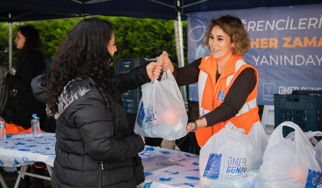 Kuşadası'nda Beslenme Çantası Desteği Devam Ediyor