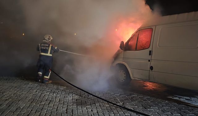 Çine’de hareket halindeki minibüs alevlere teslim oldu