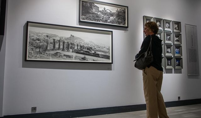 ‘Sözcükler ve Fotoğraflar’ sergisi Kuşadası’nda açıldı