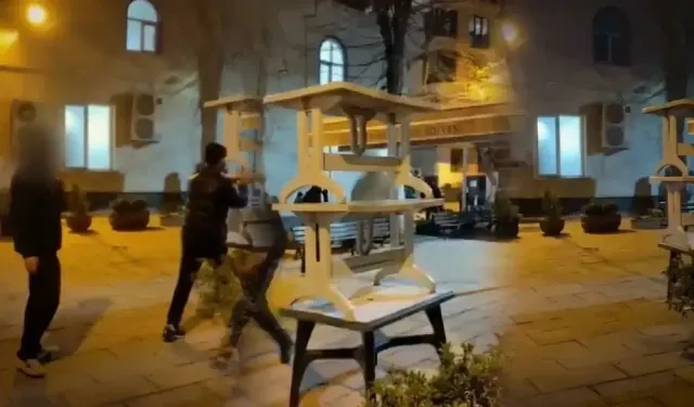 Cami bahçesindeki masalara zarar veren çocuklar kamerada