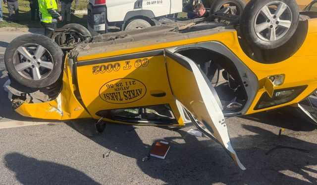 Taksi bariyerlere çarpıp takla attı: 2 yaralı