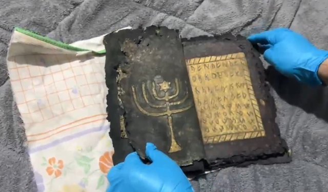 Aydın'da Bizans dönemine ait altın işlemeli dua kitabı ele geçirildi