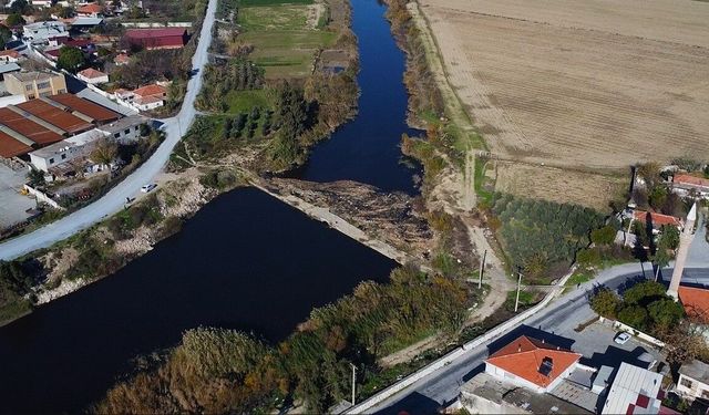 Doğaseverler tarihi taş köprüye dikkat çekti