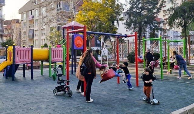 Efeler'in parkları yenileniyor