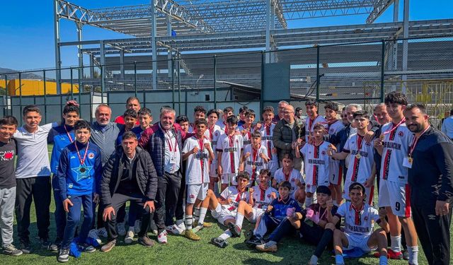 İncirliova Belediyespor U-15 takımı, şampiyonluğunu ilan etti