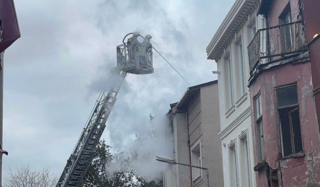 Fatih'te 3 katlı binada yangın faciası!