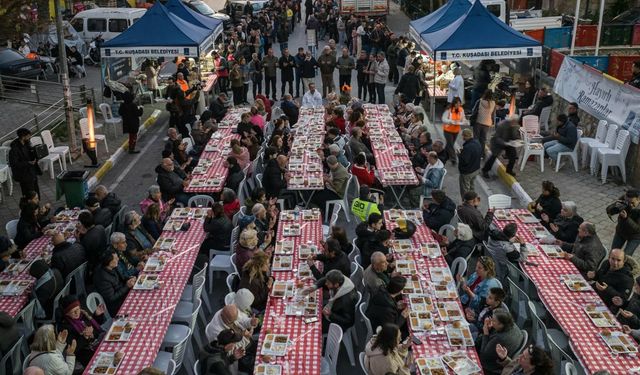 Kuşadası'ında Ramazan'ın Bereketi Paylaştıkça Çoğalıyor