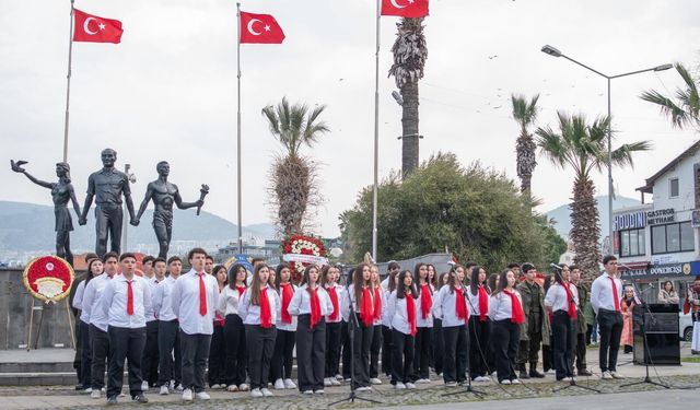 Kuşadası'nda Çanakkale Deniz Zaferi töreni