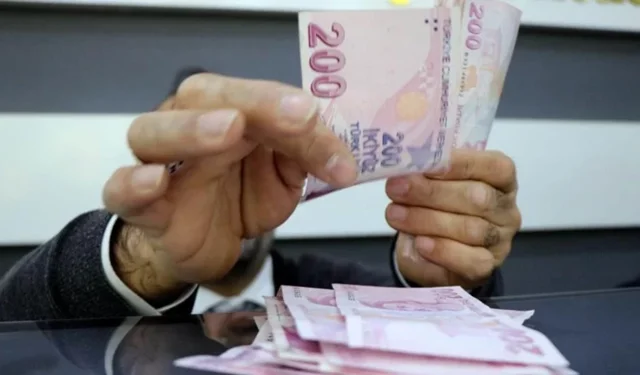 Emeklilere bayram ikramiyesi ve maaş ödemeleri bugün başladı