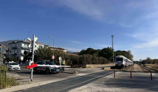 Nazilli'de hemzemin geçitte can pazarı! Tren gelirken raylarda bayıldı...