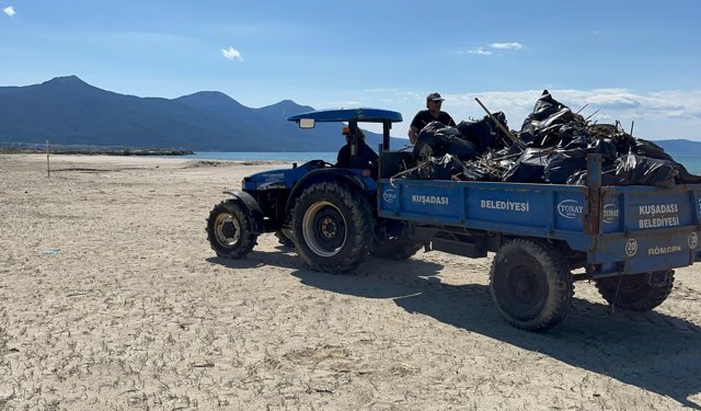 Kuşadası Belediyesinden plajlarda yoğun temizlik mesaisi