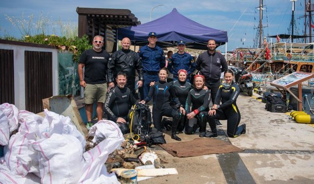 Kuşadası'nda kıyı ve deniz temizliği: 200 kg atık toplandı