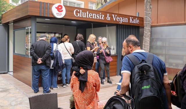 Menderes Park'ta Vegan Kafe dönemi yoğun ilgiyle başladı