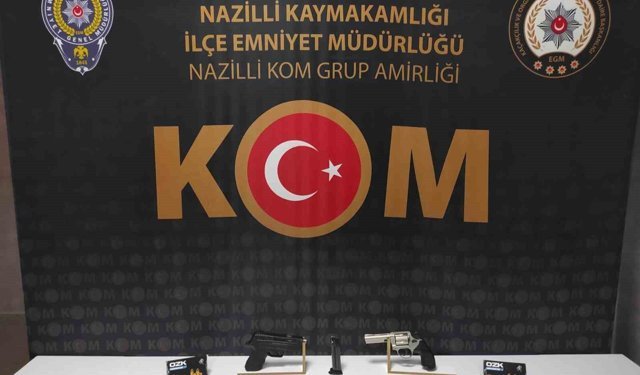 İşyerinde ruhsatsız silahlarla yakalandı