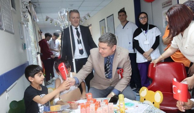 Söke Devlet Hastanesi'nde minik hastalara 23 Nisan sürprizi