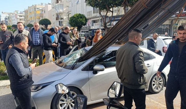 Kamyonun üzerindeki inşaat demirleri seyir halindeki otomobile ’ok’ gibi saplandı