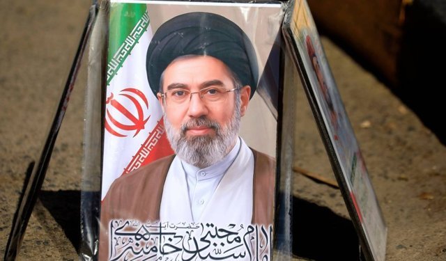 Reuters: "İran dini lideri Hamaney'in yüzü tanınmaz halde"