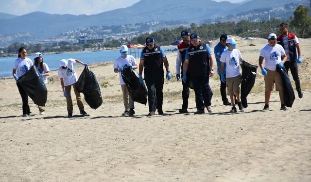 Kuşadası’nda öğrenciler sahilleri temizledi