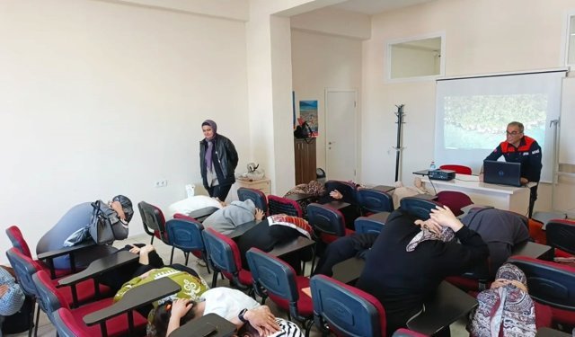 Aydın'da kursiyerler ve otel personeline afet eğitimi