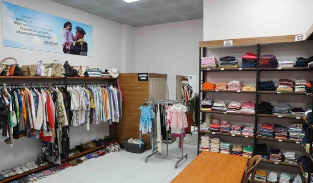 Efeler Belediyesi'nin Sosyal Destek Giyim Noktası vatandaşlardan ilgi görüyor