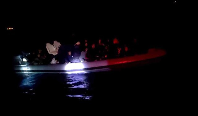 Kuşadası'nda 35 düzensiz göçmen kurtarıldı, 1 şüpheli yakalandı
