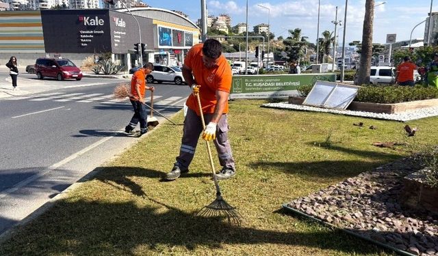 Kuşadası'nda bayram öncesi yeşil alanlarda bakım çalışmaları sürüyor