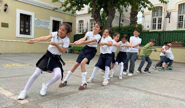 Kuşadası'nda çocuk atletizm şenliği renkli görüntülere sahne oldu