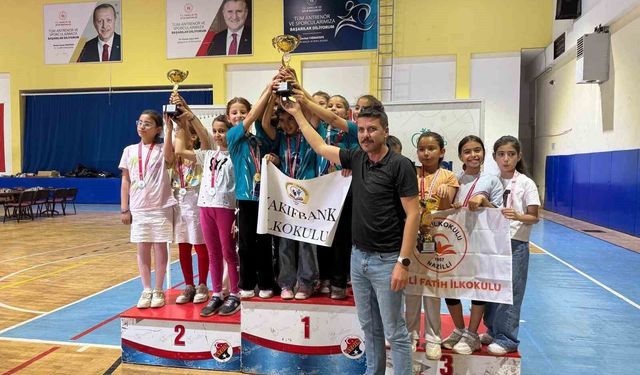 Nazilli Vakıfbank İlkokulu kızları satrançta Aydın şampiyonu oldu