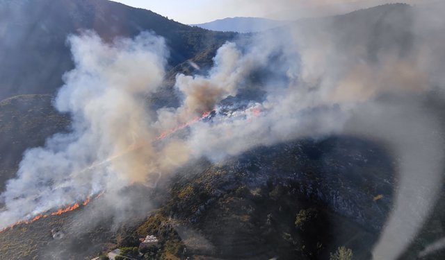 Otluk alanda yangın kara ve hava ekipleri müdahale ediyor