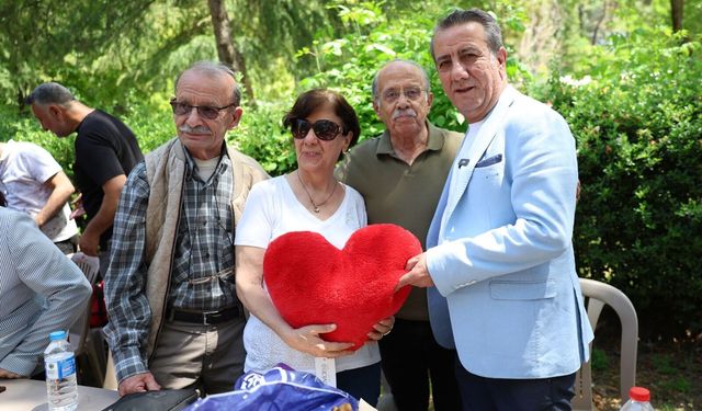 Efeler’de Anneler Günü Şenliği coşkusu: Pınarbaşı bayram yerine döndü