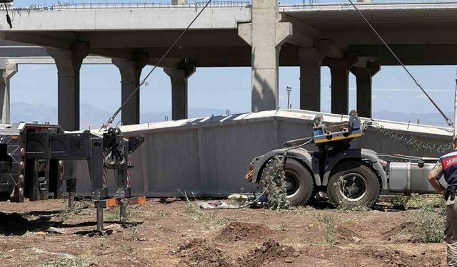 Diyarbakır'da korkunç kaza! 15 tonluk beton blok altında kaldılar