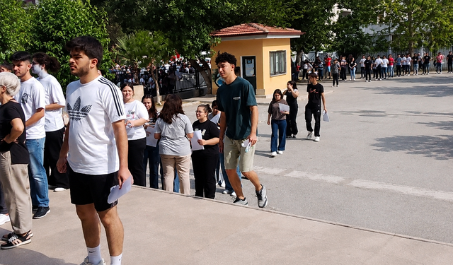 Binlerce öğrenci üniversite hayaliyle sınav salonlarına koştu
