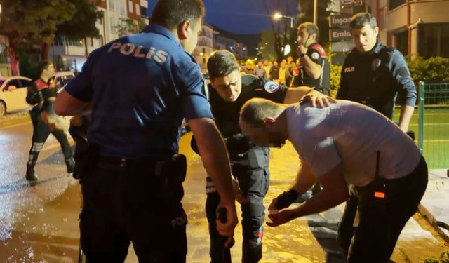Öfkeli baba, kızını rahatsız eden gencin kulağını kesti: 1'i polis 2 yaralı