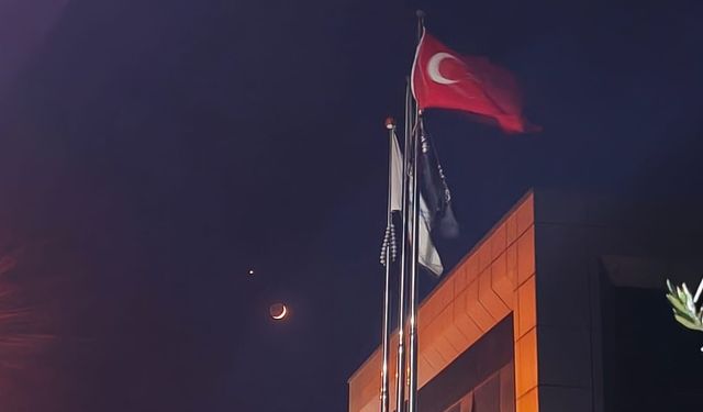 Türk bayrağı ile ay ve yıldız aynı karede