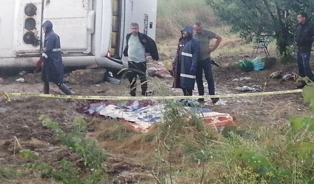 Tur minibüsü şarampole yuvarlandı: 4 ölü, 16 yaralı