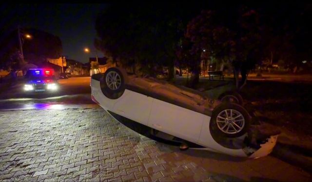 Kontrolden çıkan otomobil ters döndü