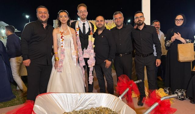 Düğün takısı: 10 bin TL’lik madeni parayı el arabasıyla getirdiler
