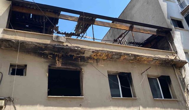 Efeler'de evini ateşe verdi!