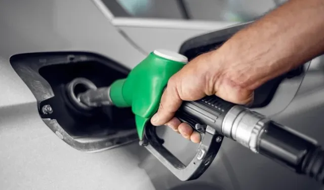 Benzine bu gece yarısı zam!