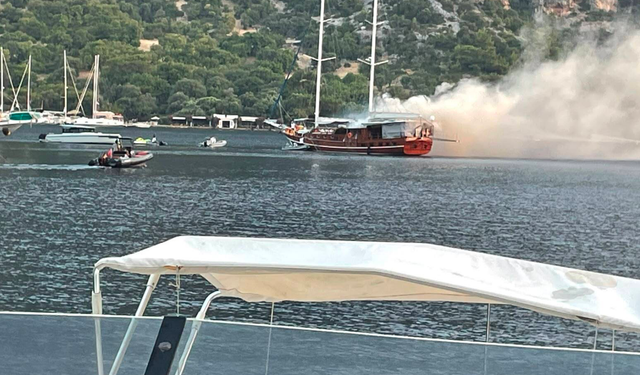 Göcek'te yanan tekne battı