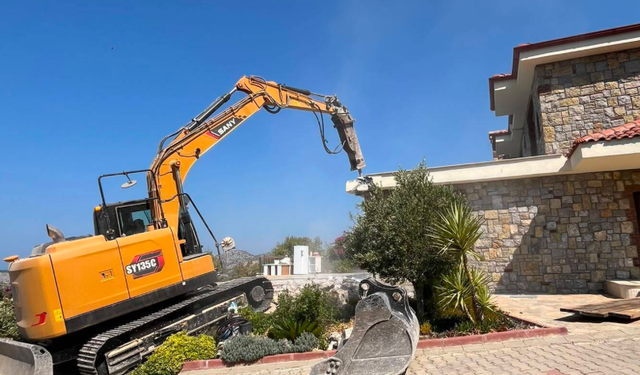 Marmaris’te imara aykırı lüks villa yıkıldı