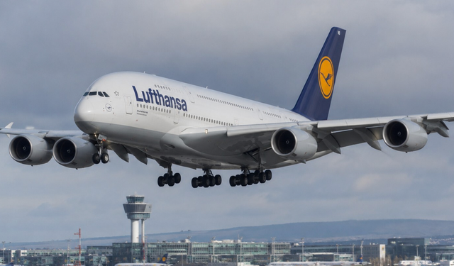 Lufthansa A380, iniş sırasında pist aydınlatmasına çarptı