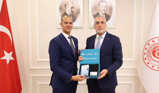 Bakan Işıkhan, Uber Türkiye yöneticisine Turkuaz Kart verdi