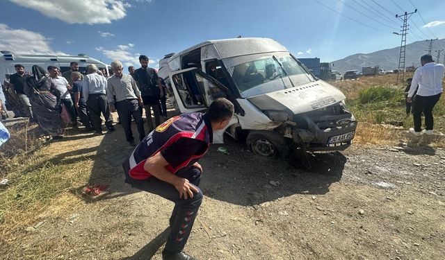 Hakkari’de düğüne giden minibüs kaza yaptı: 1 ölü, 5 yaralı