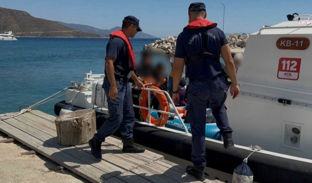 Datça açıklarında sürüklenen bottaki 9 kişi kurtarıldı