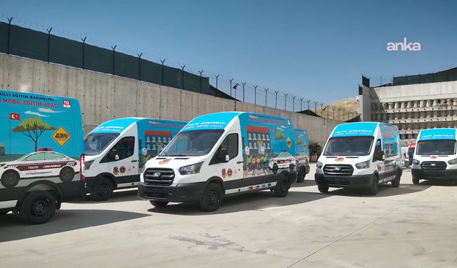 Jandarma'dan "Mobil Trafik Eğitim Araçları Projesi": "Güvenli yarınlar için yollardayız"