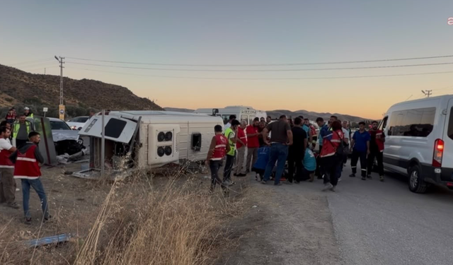 Kırıkkale’de işçi servisi ile otomobil çarpıştı: 14 yaralı