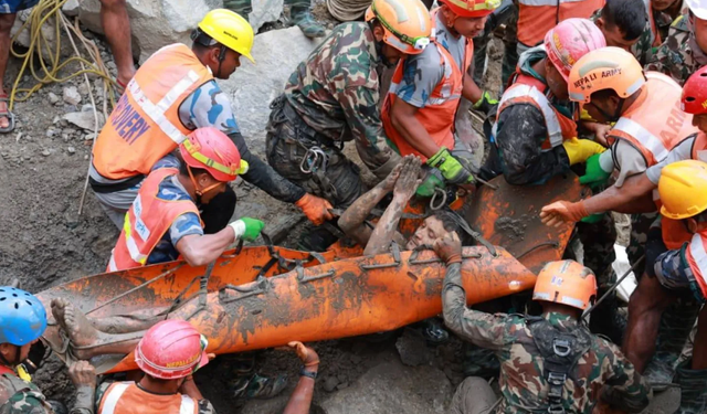 Nepal’de sel felaketinden 9 gün sonra iki işçi tünelden sağ çıkarıldı